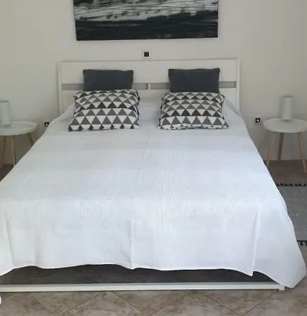 And V&m Πανσιόν